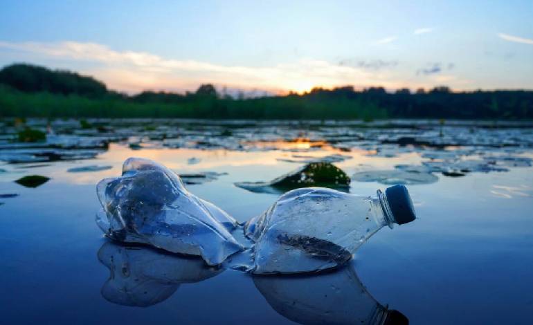 Cambridge team builds solar reactor that turns plastic waste into hydrogen using car battery acid