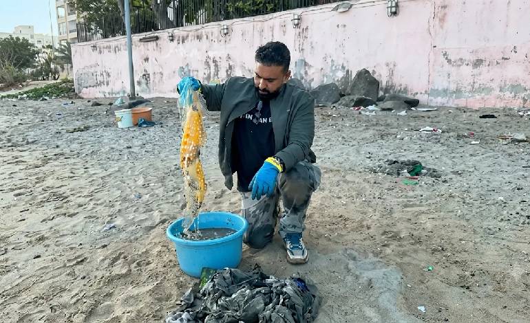 The Mumbai man Who spends every Saturday cleaning beaches so you don’t have to