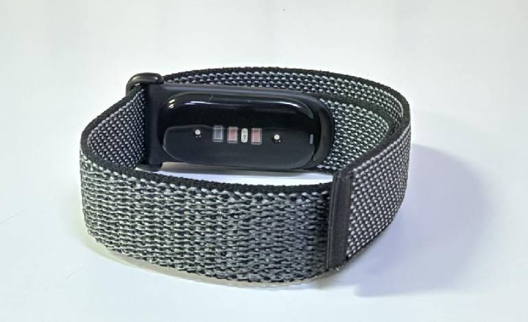 Google brings back simplicity with new screenless fitbit air at ₹13,999